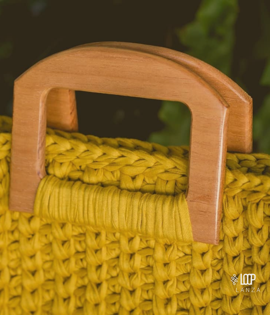 Artisane travaillant un sac au crochet dans l'atelier Loop Lanza
