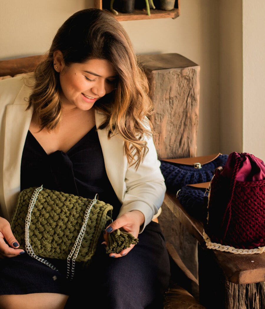 Artisane travaillant un sac au crochet dans l'atelier Loop Lanza