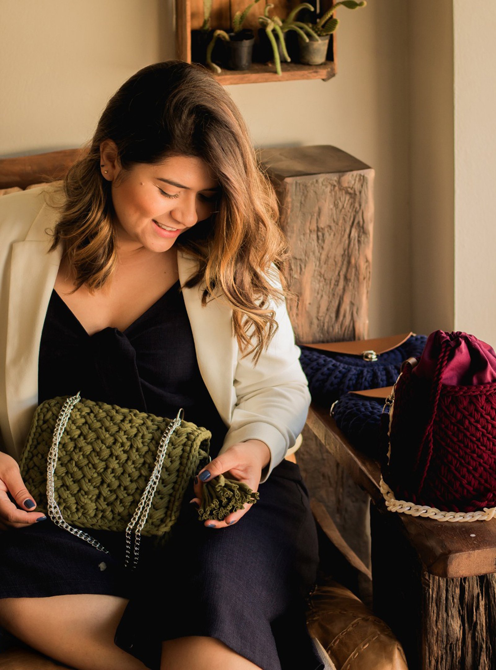 Artisane travaillant un sac au crochet dans l'atelier Loop Lanza