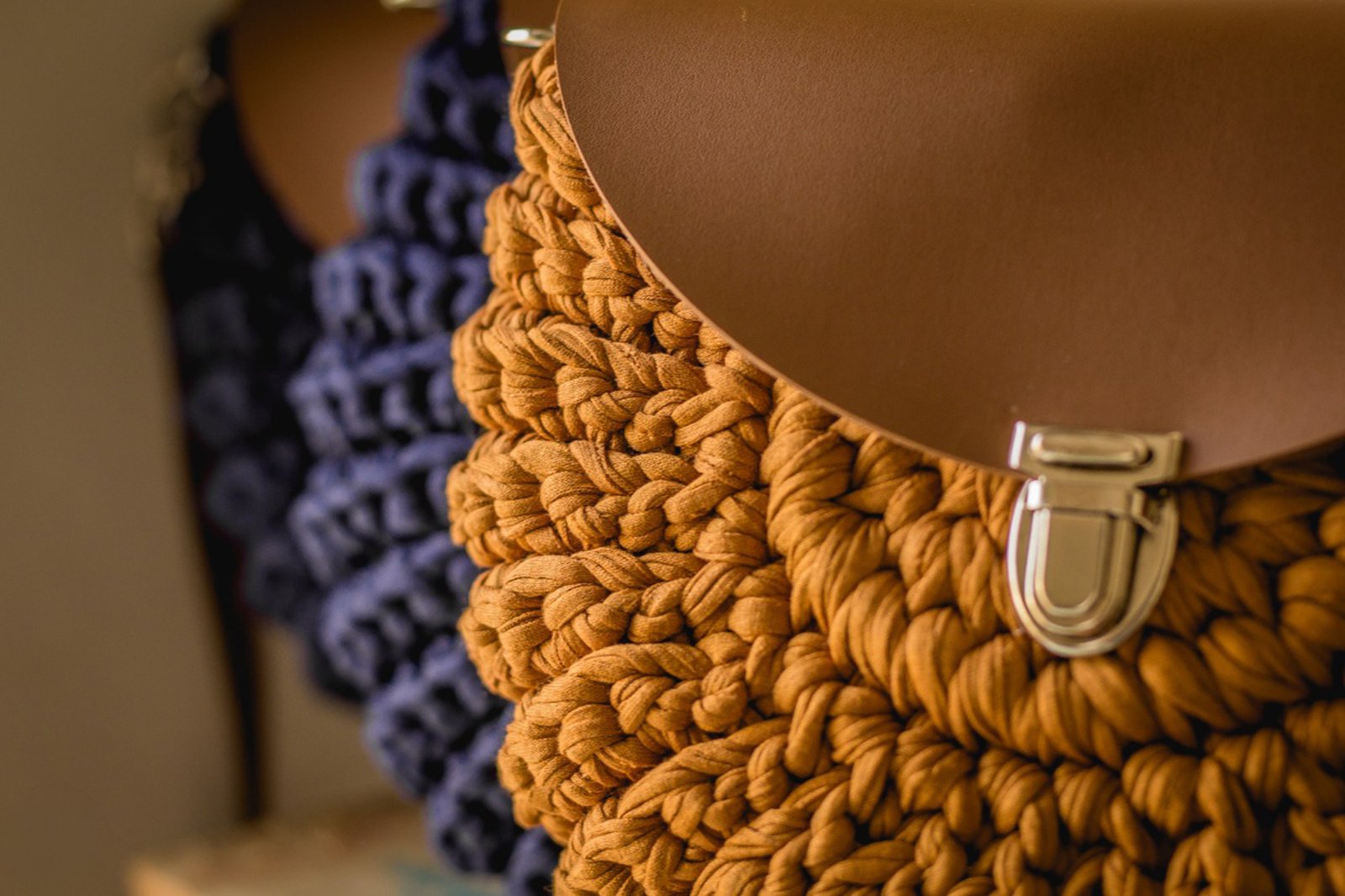 Détail d'une doublure et d'une chaîne de sac en crochet